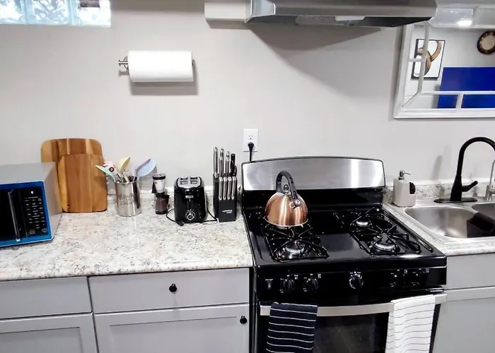 Spacious Suite Close To Downtown Indy/ King Bed