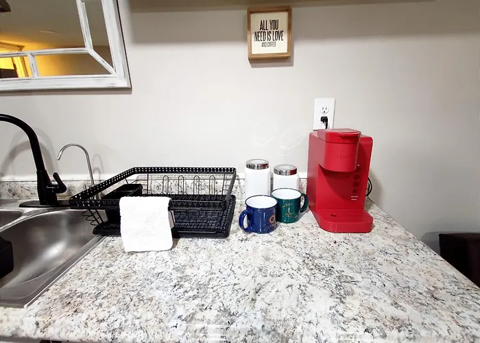 Spacious Suite Close To Downtown Indy/ King Bed