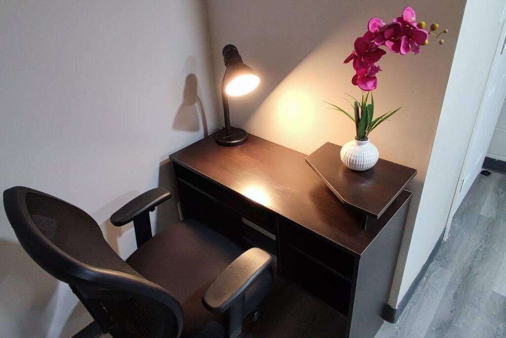 Spacious Close To Downtown Indy/ King Bed Apartment *